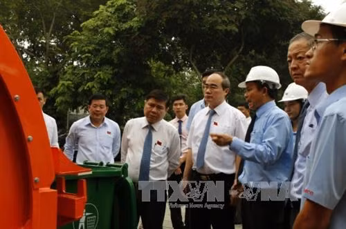 Bí thư Thành ủy thành phố Hồ Chí Minh Nguyễn Thiện Nhân thăm các gian hàng Triển lãm tại kỳ họp. Ảnh: Hoàng Hải-TTXVN