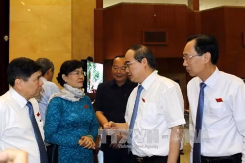 Bí thư Thành ủy thành phố Hồ Chí Minh Nguyễn Thiện Nhân với các đại biểu dự kỳ họp. Ảnh: Hoàng Hải-TTXVN