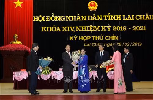Bí Thư Tỉnh ủy tỉnh Lai Châu, bà Giàng Páo Mỷ tặng hoa chức mừng Tân Chủ tịch UBND tỉnh Lai Châu ông Trần Tiến Dũng. Ảnh: Quý Trung - TTXVN