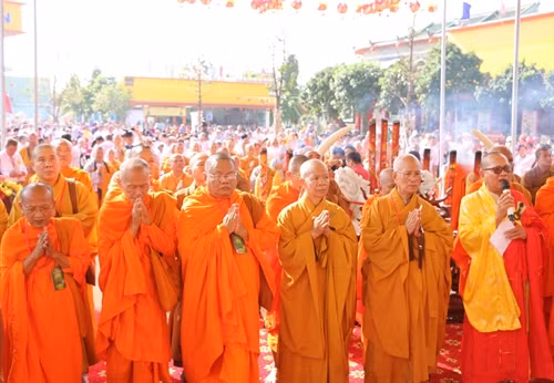 Tăng ni, phật tử dâng hương chiêm bái Phật ngọc Hòa bình Thế giới. Ảnh: Hoài Thu- TTXVN