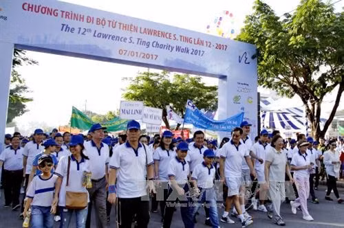 Đông đảo nhân dân thành phố tham gia chương trình đi bộ. Ảnh: Thế Anh - TTXVN