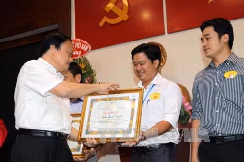 Lãnh đạo Tổng Công ty Điện lực Thành phố Hồ Chí Minh trao giấy khen của công ty cho 28 tập thể và 37 cá nhân tích cực tham gia chương trình tiết kiệm điện năm 2016. Ảnh: Thanh Vũ - TTXVN
