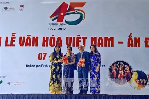 Đại diện Hội Hữu nghị Việt - Ấn Thành phố Hồ Chí Minh tặng sách kinh VEDA (phiên bản tiếng Việt) do Nhà Xuất bản Chính trị Quốc gia Sự thật phát hành cho bà Smita Pant (thứ 2, bên trái), Tổng lãnh sự Ấn Độ và ông Huỳnh Minh Thiện (thứ 2, bên phải), Chủ tịch HUFO tại Tuần lễ văn hóa Việt Nam - Ấn Độ. Ảnh: Thế Anh - TTXVN