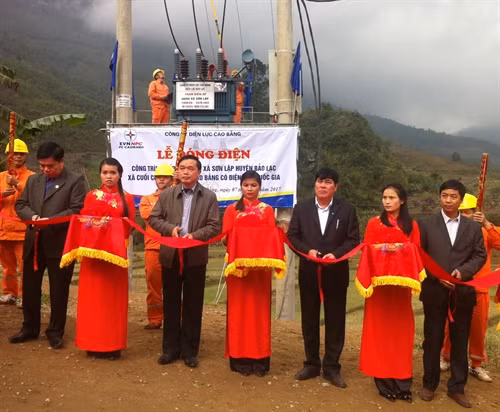 Các đại biểu cắt băng đưa vào sử dụng công trinh điện lưới quốc gia xã Sơn Lập. Ảnh: Chu Hiệu- TTXVN