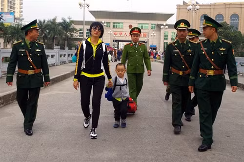 Lực lượng chức năng tiếp nhận cháu Nguyễn Du Kỳ từ Cục Công an thành phố Đông Hưng, Trung Quốc (Nguyễn Hoàng-TTXVN)