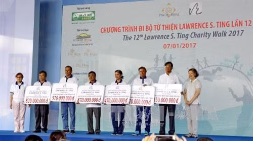 Đại diện Ủy ban MTTQ Việt Nam các địa phương và tổ chức từ thiện tiếp nhận tài trợ để thực hiện các hoạt động an sinh xã hội và chăm lo người nghèo từ Quỹ hỗ trợ cộng đồng Lawrence S.Ting tại Chương trình. Ảnh: Thế Anh - TTXVN