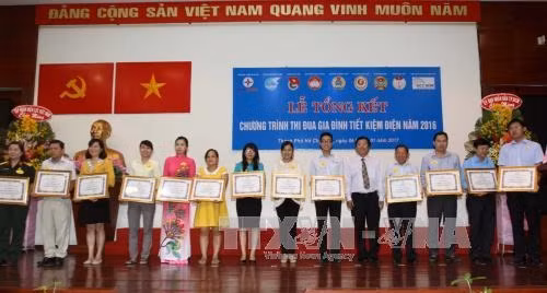 Lãnh đạo Thành phố Hồ Chí Minh trao bằng khen của UBND Thành phố Hồ Chí Minh cho 24 hộ gia đình tiêu biểu trong chương trình tiết kiệm điện năm 2016. Ảnh: Thanh Vũ - TTXVN