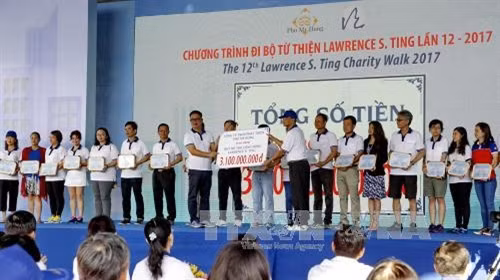 Đại diện các tổ chức, cá nhân, cộng đồng doanh nghiệp tham gia đóng góp tại chương trình. Ảnh: Thế Anh - TTXVN