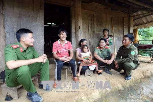 Cán bộ, chiến sỹ công an huyện Điện Biên Đông tuyên truyền, phổ biến pháp luật tới từng hộ dân tại bản Háng Lìa 1, xã Háng Lìa. Ảnh: Phan Tuấn Anh - TTXVN