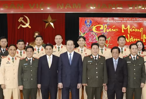 Chủ tịch nước Trần Đại Quang với các đồng chí lãnh đạo công an Thành phố và Phòng Cảnh sát giao thông Đường bộ-Đường sắt. Ảnh: Nhan Sáng-TTXVN
