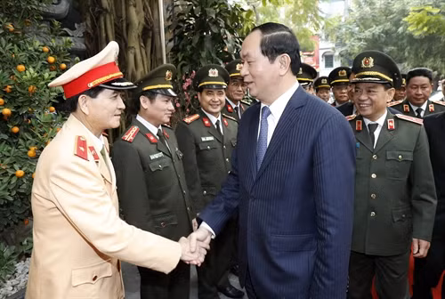 Chủ tịch nước Trần Đại Quang với các đồng chí lãnh đạo Phòng Cảnh sát giao thông Đường bộ-Đường sắt. Ảnh: Nhan Sáng-TTXVN