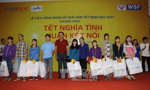 Phó Bí thư Thành ủy TP. Hồ Chí Minh Nguyễn Thị Dung tặng quà công nhân về quê đón Tết. Ảnh: Thanh Vũ-TTXVN