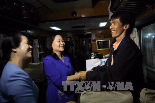 Lãnh đạo Thành phố Hồ Chí Minh lên tàu thăm hỏi động viên, tiễn công nhân về quê đón Tết.Ảnh: Thanh Vũ-TTXVN