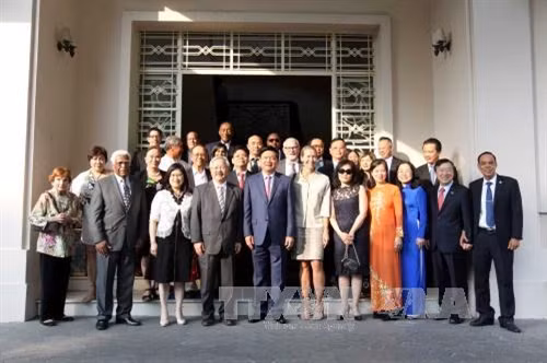 Chiều 6/3/2017, đồng chí Đinh La Thăng, Ủy viên Bộ Chính trị, Bí thư Thành ủy Thành phố Hồ Chí Minh tiếp ông, Edwin Lee, Thị trưởng Thành phố San Francisco, Hoa Kỳ. Ảnh: Thanh Vũ-TTXVN
