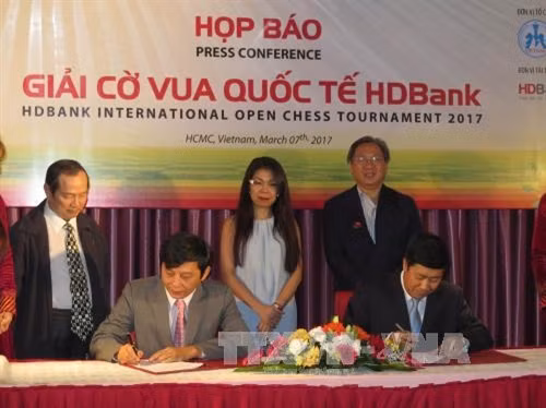 Liên đoàn Cờ Việt Nam và HDBank ký thỏa thuận hợp tác tài trợ Giải Cờ vua Quốc tế HDBank các năm tiếp theo. Ảnh: Hoàng Hải - TTXVN