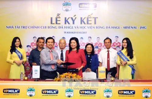 Đại diện nhà tài trợ với cầu thủ Nguyễn Công Phượng tại Lễ ký kết. Ảnh: An Hiếu - TTXVN