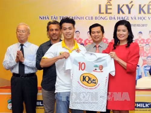 Đại diện nhà tài trợ với cầu thủ Nguyễn Công Phượng tại Lễ ký kết. Ảnh: An Hiếu - TTXVN