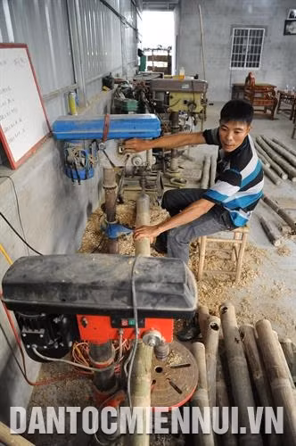 Cơ sở Thành Đạt của ông Trì Cảnh ở xã Hàm Giang, huyện Trà Cú sản xuất giường, ghế tre bằng máy móc cho năng suất cao, thu nhập ổn định 20 triệu đồng/tháng. Ảnh: An Hiếu - DTMN