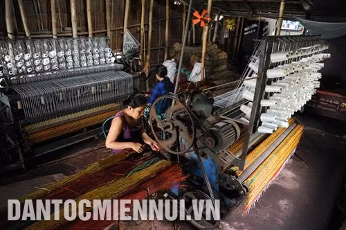 Hộ gia đình bà Sơn Uyên ở xã Hàm Tân, huyện Trà Cú chuyển sang dệt chiếu bằng máy, cho năng suất tăng gấp 10 lần so với trước đây. Ảnh: An Hiếu - DTMN
