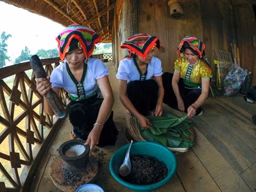 Đồng bào Thái chuẩn bị lễ vật dâng cúng