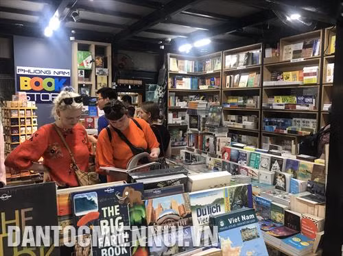 Đường sách Thành phố Hồ Chí Minh đã trở thành điểm đến được yêu thích của du khách trong và ngoài nước. Ảnh: Thu Hương