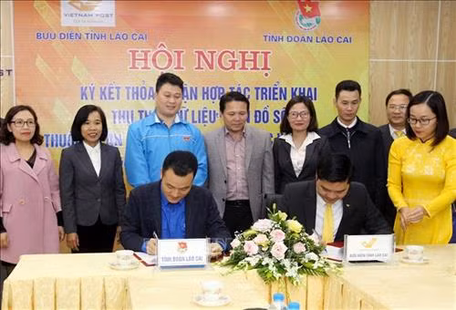 Ký kết thỏa thuận hợp tác giữa Tỉnh đoàn Lào Cai và Bưu điện tỉnh. Ảnh: Quốc Khánh – TTXVN