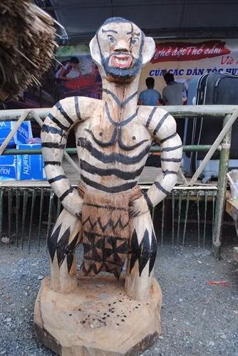 Tượng giữ làng của người Cơ Tu.