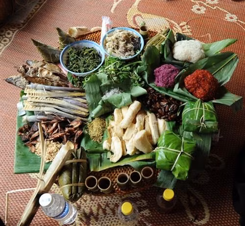 Sau khi cúng mọi người thưởng thức bữa cơm mừng cho đôi vợ chồng