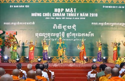 Tiết mục văn nghệ chào mừng. Ảnh: Thống Nhất – TTXVN