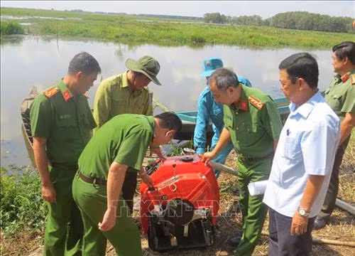 Công an tỉnh Đồng Tháp kiểm tra các thiết bị phòng cháy, chữa cháy tại các chốt kiểm lâm vườn Quốc gia Tràm Chim. Ảnh: Chương Đài - TTXVN