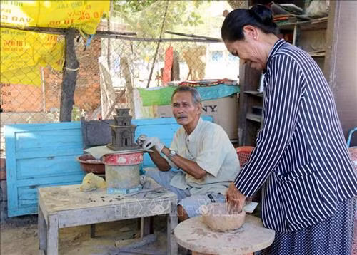 Công đoạn sản xuất gốm Chăm khác biệt với các sản phẩm gốm khác. Ảnh: Nguyễn Thanh - TTXVN