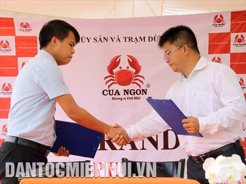 Tổng Giám đốc Cua Ngon (bên phải) ký kết hợp đồng ghi nhớ phân phối sản phẩm cua Cà Mau với đại diện doanh nghiệp tỉnh Nghệ An