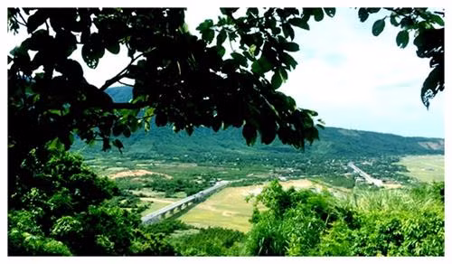 Nằm trên Quốc lộ 1A, dài 6 km, cao 250 m, nối hai tỉnh Hà Tĩnh và Quảng Bình. Đèo Ngang gắn liền với lịch sử dân tộc và thơ ca “Bước tới Đèo Ngang bóng xế tà/ Cỏ cây chen đá, lá chen hoa/ Lom khom dưới núi, tiều vài chú/ Lác đác bên sông, chợ mấy nhà”. Đây là nơi không thể bỏ qua với du khách, khi viếng Mộ Đại tướng Võ Nguyên Giáp, hay Đền thờ Công chúa Liễu Hạnh nằm ngay ở dưới chân đèo.