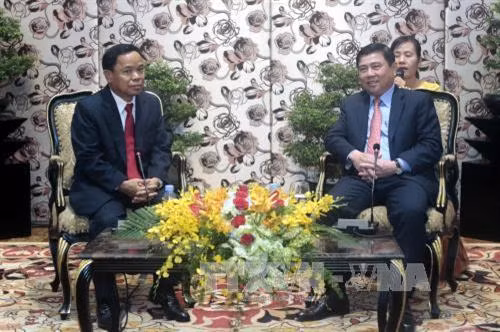 Chủ tịch Uỷ ban nhân dân Thành phố Hồ Chí Minh Nguyễn Thành Phong tiếp đồng chí Khăm-phăn Phôm-ma-Thăt, Ủy viên Bộ Chính trị, Chánh Văn phòng Đảng nhân dân Cách mạng Lào làm Trưởng đoàn sang thăm và làm việc tại Thành phố Hồ Chí Minh. Ảnh: Hoàng Hải-TTXVN