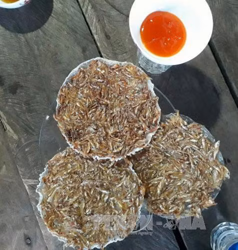 Bánh tráng cá cơm - đặc sản sông nước vùng biên ảnh 2