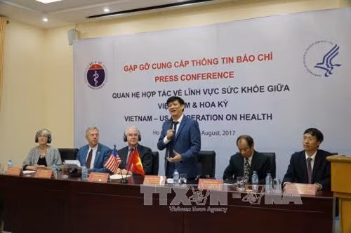 Thứ trưởng Bộ Y tế Nguyễn Thanh Long cùng Bộ trưởng Bộ Y tế và Dịch vụ con người Hoa Kỳ Thomas Price và các đại biểu chủ trì họp báo tại sự kiện khai trương Trung tâm. Ảnh: Phương Vy-TTXVN