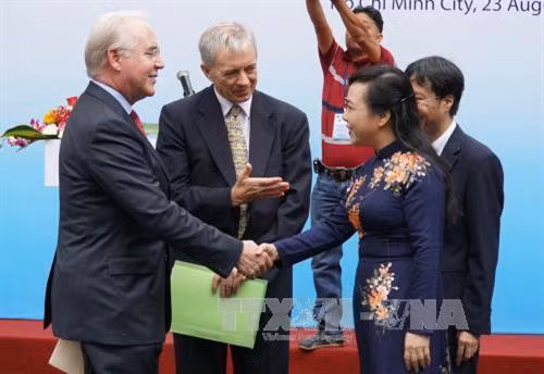 Bộ trưởng Bộ Y tế Nguyễn Thị Kim Tiến và Bộ trưởng Bộ Y tế và Dịch vụ con người Hoa Kỳ Thomas Price tại sự kiện khai trương Trung tâm đáp ứng khẩn cấp sự kiện y tế công cộng (EOC) khu vực phía Nam đặt tại Viện Pasteur Thành phố Hồ Chí Minh. Ảnh: Phương Vy-TTXVN