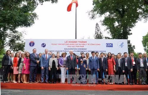 Các đại biểu chụp ảnh chung tại sự kiện. Ảnh: Phương Vy - TTXVN