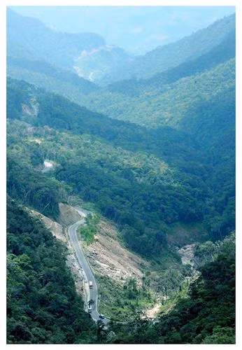 Còn được gọi là đèo Khánh Vĩnh, đèo Long Lanh, đèo Omega. Đèo dài 33 km, cao 1.700 m, vượt qua đỉnh núi Hòn Giao, nối phố biển Nha Trang với xứ hoa Đà Lạt. Đèo Hòn Giao, là một trong những đèo đẹp nhất Việt Nam, bởi khung cảnh hùng vĩ, thơ mộng của đất trời, mây núi, rừng thông, rừng lùn, cây cỏ, hoa lá, chim muông.