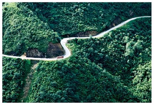 Dài 30 km, cao 1.500 m, nằm trên Quốc lộ 32, vượt đỉnh núi Khau Phạ tỉnh Yên Bái. Tiếng Thái “Khau Phạ” nghĩa là “Sừng Trời” là một trong “Tứ đại đèo” Việt Nam. Vào tầm tháng 10, khi lúa chín vàng trên những thửa ruộng bậc thang Mù Cang Chải, là thời điểm du khách tấp nập vượt đèo, thưởng lãm, quay phim, chụp ảnh.