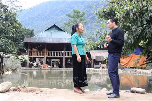 Chị Chìn Me Long chia sẻ với phóng viên TTXVN về kinh nghiệm thoát nghèo. Ảnh: Quý Trung - TTXVN