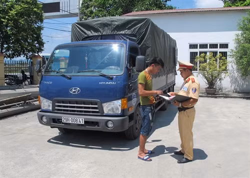 Lực lượng cảnh sát giao thông kiểm tra giấy tờ của lái xe và nguồn gốc lô hàng.