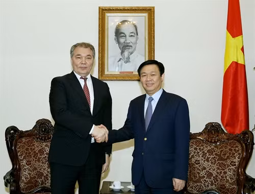 Phó Thủ tướng Chính phủ Vương Đình Huệ tiếp đồng chí L.I.Ka-lát-xni-cốp, Uỷ viên Đoàn Chủ tịch, Bí thư Trung ương Đảng Cộng sản Liên bang Nga, Phó Chủ tịch Uỷ ban Đối ngoại Đuma Quốc gia Nga đang thăm và làm việc tại Việt Nam. Ảnh: Nguyễn Dân – TTXVN