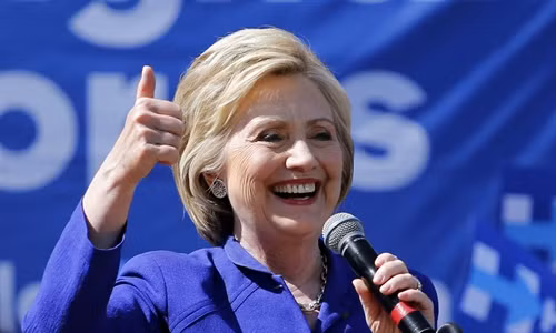 Ứng cử viên đảng Dân chủ, cựu Ngoại trưởng Mỹ Hillary Clinton phát biểu trước những người ủng hộ trong chiến dịch tranh cử tại Los Angeles, bang California (Mỹ) ngày 6/6. EPA/TTXVN