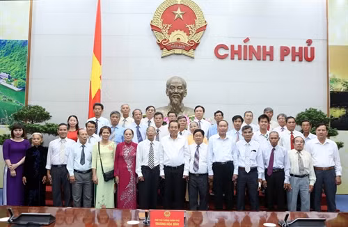 Phó Thủ tướng Trương Hòa Bình chụp ảnh chung với đoàn. Ảnh: Phương Hoa – TTXVN