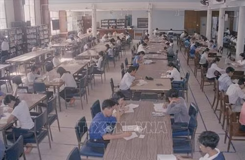 Phòng đọc sách của thư viện Khoa học Tổng hợp Thành phố Hồ Chí Minh (2001). Ảnh: Phạm Độ - TTXVN