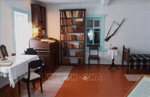Chiếc súng săn và những vật dụng bên trong phòng làm việc của Lenin. Ảnh: Trần Hiếu - Pv TTXVN tại LB Nga
