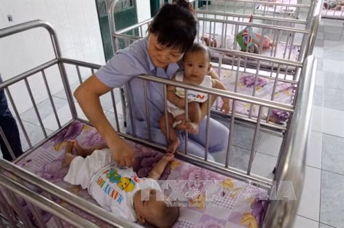 Chăm sóc trẻ nhiễm HIV tại Trung tâm nuôi dưỡng bảo trợ trẻ em Linh Xuân. Ảnh: Phương Vy - TTXVN.