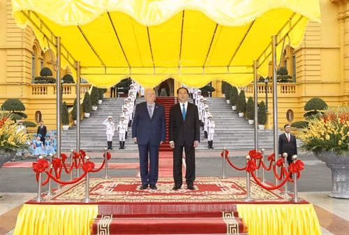 Chủ tịch nước Trần Đại Quang và Tổng thống Reuven Ruvi Rivlin trên bục danh dự tại Lễ đón. Ảnh: Nhan Sáng – TTXVN