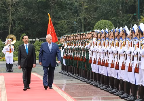 Chủ tịch nước Trần Đại Quang và Tổng thống Reuven Ruvi Rivlin duyệt Đội danh dự Quân đội nhân dân Việt Nam. Ảnh: Nhan Sáng - TTXVN